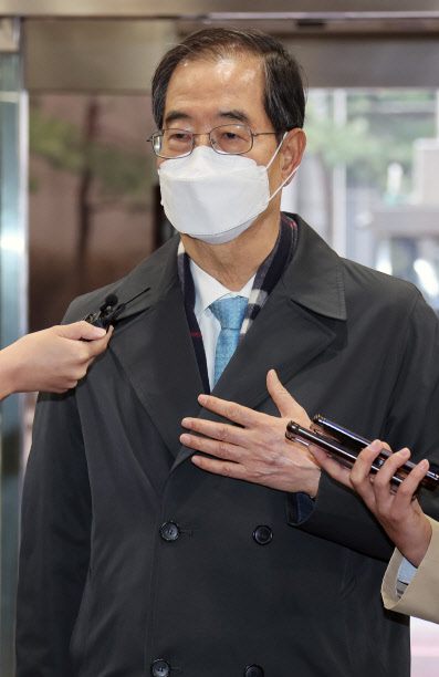 한덕수 국무총리 후보자가 6일 서울 종로구 인사청문회 준비단 사무실에 출근하며 기자들을 만나 질문에 답하고 있다. 연합뉴스